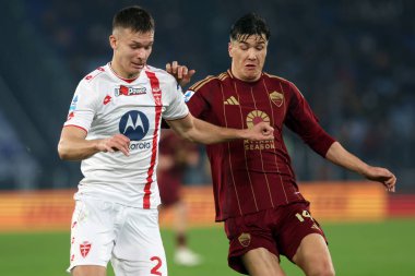 Roma, İtalya 24.02.2025: Monza 'dan Arvid Brorsson, İtalya futbol şampiyonluğu sırasında Roma' dan Eldor Shomurodov Serie A Enilive 2024-2025 Roma 'dan AC Monza' ya karşı Roma 'da Stadio Olimpico.