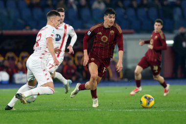 Roma, İtalya 24.02.2025: Monza 'dan Kacper Urbanski, Roma' dan Eldor Shomurodov: İtalya futbol şampiyonası sırasında Serie A Enilive 2024-2025 Roma maçında AS Romanlar Roma 'daki Stadio Olimpico' da AC Monza 'ya karşı.