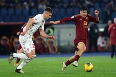 Roma, İtalya 24.02.2025 Monza 'dan Kacper Urbanski, Roma' dan Eldor Shomurodov: İtalya futbol şampiyonası sırasında Serie A Enilive 2024-2025 Roma maçında AS Romanlar Roma 'daki Stadio Olimpico' da AC Monza 'ya karşı.