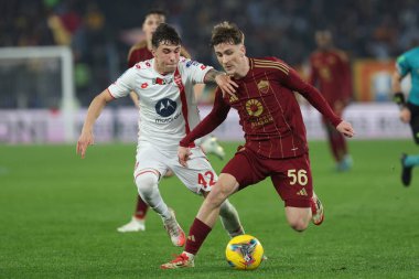 Roma, İtalya 24.02.2025: Monza 'dan Alessandro Bianco, İtalya futbol şampiyonluğu sırasında Roma' dan Alexis Saelemaekers Serie A Enilive 2024-2025 Roma-AC Monza 'ya karşı Roma Stadyumu Olimpico maçı.