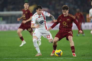 Roma, İtalya 24.02.2025: Monza 'dan Alessandro Bianco, İtalya futbol şampiyonluğu sırasında Roma' dan Alexis Saelemaekers Serie A Enilive 2024-2025 Roma-AC Monza 'ya karşı Roma Stadyumu Olimpico maçı.