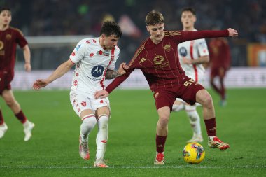 Roma, İtalya 24.02.2025: Monza 'dan Alessandro Bianco, İtalya futbol şampiyonluğu sırasında Roma' dan Alexis Saelemaekers Serie A Enilive 2024-2025 Roma-AC Monza 'ya karşı Roma Stadyumu Olimpico maçı.