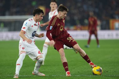 Roma, İtalya 24.02.2025: Monza 'dan Alessandro Bianco, İtalya futbol şampiyonluğu sırasında Roma' dan Alexis Saelemaekers Serie A Enilive 2024-2025 Roma-AC Monza 'ya karşı Roma Stadyumu Olimpico maçı.