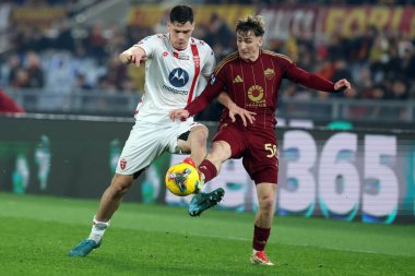 Roma, İtalya 24.02.2025: Monza 'dan Stefan Lekoviç, İtalya futbol şampiyonluğu sırasında Roman Alexis Saelemaekers Serie A Enilive 2024-2025 Roma-AC Monza karşılaşmasında Roma' daki Stadio Olimpico 'da AC Monza' ya karşı.