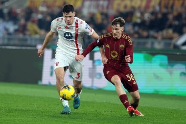 Roma, İtalya 24.02.2025: Monza 'dan Stefan Lekoviç, İtalya futbol şampiyonluğu sırasında Roman Alexis Saelemaekers Serie A Enilive 2024-2025 Roma-AC Monza karşılaşmasında Roma' daki Stadio Olimpico 'da AC Monza' ya karşı.