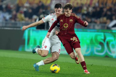 Roma, İtalya 24.02.2025: Monza 'dan Stefan Lekoviç, İtalya futbol şampiyonluğu sırasında Roman Alexis Saelemaekers Serie A Enilive 2024-2025 Roma-AC Monza karşılaşmasında Roma' daki Stadio Olimpico 'da AC Monza' ya karşı.