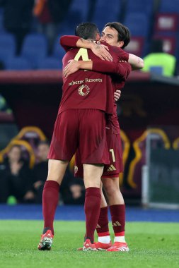 Roma, İtalya 24.02.2025: Roma 'dan Bryan Cristante İtalya futbol şampiyonası Serie A Enilive 2024-2025 karşılaşmasında Romanyalı Paulo Dybala ile Roma' daki Stadio Olimpico 'da AS Roma-AC Monza karşılaşmasını kutluyor.
