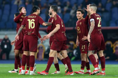 Roma, İtalya 24.02.2025: Romanyalı Bryan Cristante İtalya futbol şampiyonası Serie A Enilive 2024-2025 maçında Roma 'daki Stadio Olimpico' da AS Roman - AC Monza maçında takım golünü kutluyor.