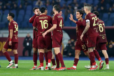 Roma, İtalya 24.02.2025: Romanyalı Bryan Cristante İtalya futbol şampiyonası Serie A Enilive 2024-2025 maçında Roma 'daki Stadio Olimpico' da AS Roman - AC Monza maçında takım golünü kutluyor.