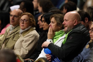 Vatikan Şehri, İtalya 01.03.2025: Papa Francis için yapılan Kutsal Tespih ayinine sadık katılım, yüzlerce inançlı insanın önünde zatürree için Gemelli Polisikliniğinde hastaneye kaldırıldı..