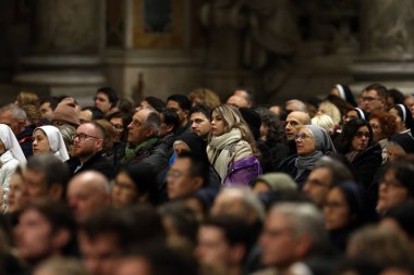 Vatikan Şehri, İtalya 01.03.2025: Papa Francis için yapılan Kutsal Tespih ayinine sadık bir katılım, zatürree için Gemelli Polikliniğinde hastaneye kaldırıldı