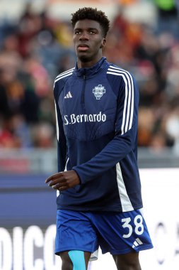 Roma, İtalya 2.03.2025: İtalyan futbol şampiyonası Serie A Enilive 2024-2025 maçından önceki ısınma turlarında Como 'lu Assane Diao Roma' daki Stadio Olimpico 'da AS Roma - Como 1907