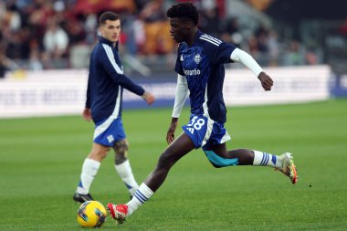 Roma, İtalya 2.03.2025: İtalyan futbol şampiyonası Serie A Enilive 2024-2025 maçından önceki ısınma turlarında Como 'lu Assane Diao Roma' daki Stadio Olimpico 'da AS Roma - Como 1907