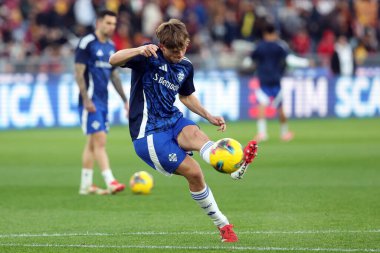 Roma, İtalya 2.03.2025: İtalyan futbol şampiyonası Serie A Enilive 2024-2025 maçından önce Como 'lu Nico Paz Martinez Roma' daki Stadio Olimpico 'da AS-1907 Roma-Como maçında ısınma turunda