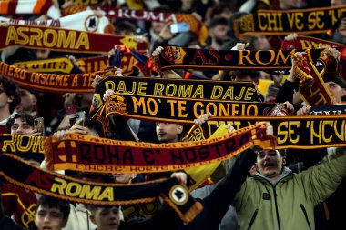 Roma, İtalya 2.03.2025: Roman taraftarlar İtalya futbol şampiyonası sırasında atkılarını serie A Enilive 2024-2025 maçları sırasında Roma 'daki Stadio Olimpico' da AS Roman vs Como 1907