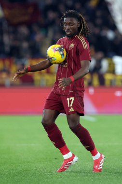 Roma, İtalya 2.03.2025: İtalya futbol şampiyonluğu sırasında Roma 'dan Manu Kone İtalya' dan Serie A Enilive 2024-2025 maçında AS Roma-Como 1907 Roma Olimpico Stadyumu 'nda karşılaşacak.