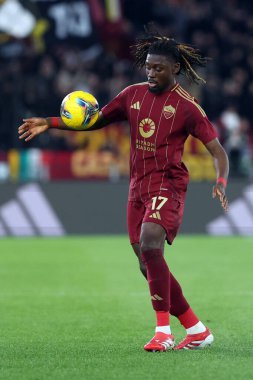 Roma, İtalya 2.03.2025: İtalya futbol şampiyonluğu sırasında Roma 'dan Manu Kone İtalya' dan Serie A Enilive 2024-2025 maçında AS Roma-Como 1907 Roma Olimpico Stadyumu 'nda karşılaşacak.