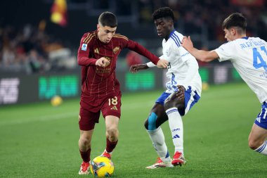 Roma, İtalya 2.03.2025: Roma 'nın Matias Soule' si, İtalya futbol şampiyonası sırasında Como 'nun Assane Diao' su Serie A Enilive 2024-2025, Roma-Como 1907 maçında Roma 'nın Stadio Olimpico kentinde AS Roma - Como 1907