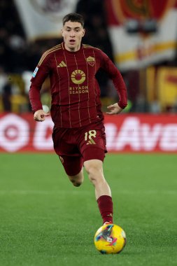 Roma, İtalya 2.03.2025: İtalya futbol şampiyonası sırasında Matias Soule of Roman Serie A Enilive 2024-2025 maçında AS Roma-Como 1907 Roma Olimpico Stadyumu 'nda karşılaşacak.