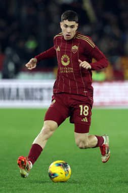 Roma, İtalya 2.03.2025: İtalya futbol şampiyonası sırasında Matias Soule of Roman Serie A Enilive 2024-2025 maçında AS Roma-Como 1907 Roma Olimpico Stadyumu 'nda karşılaşacak.