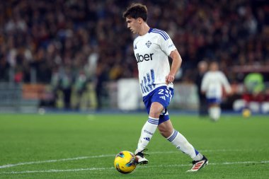 Roma, İtalya 2.03.2025: İtalya futbol şampiyonluğu sırasında Como 'dan Maxime Perrone Serie A Enilive 2024-2025 maçında AS Roma-Como 1907 Roma Olimpico Stadyumu' nda karşılaşacak.