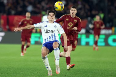 Roma, İtalya 2.03.2025: Como 'dan Alex Valle Gomez, İtalya futbol şampiyonluğu sırasında Roma' nın Matias Soul 'u Serie A Enilive 2024-2025 Roma-Como 1907 karşılaşmasında Roma' nın Stadio Olimpico kentinde AS Roma - Como 1907
