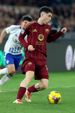 Roma, İtalya 2.03.2025: Como 'dan Alex Valle Gomez, İtalya futbol şampiyonluğu sırasında Roma' nın Matias Soul 'u Serie A Enilive 2024-2025 Roma-Como 1907 karşılaşmasında Roma' nın Stadio Olimpico kentinde AS Roma - Como 1907