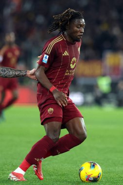 Roma, İtalya 2.03.2025: İtalya futbol şampiyonluğu sırasında Roma 'dan Manu Kone İtalya' dan Serie A Enilive 2024-2025 maçında AS Roma-Como 1907 Roma Olimpico Stadyumu 'nda karşılaşacak.