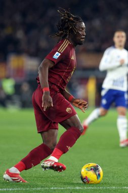 Roma, İtalya 2.03.2025: İtalya futbol şampiyonluğu sırasında Roma 'dan Manu Kone İtalya' dan Serie A Enilive 2024-2025 maçında AS Roma-Como 1907 Roma Olimpico Stadyumu 'nda karşılaşacak.