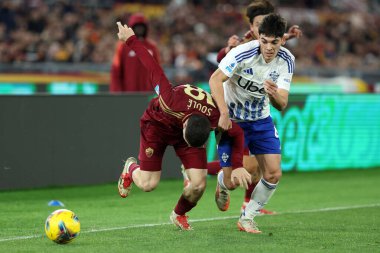 Roma, İtalya 2.03.2025: Como 'dan Alex Valle Gomez, İtalya futbol şampiyonluğu sırasında Roma' nın Matias Soul 'u Serie A Enilive 2024-2025 Roma-Como 1907 karşılaşmasında Roma' nın Stadio Olimpico kentinde AS Roma - Como 1907