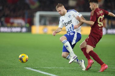 Roma, İtalya 2.03.2025: Como 'lu Smolcic İvan, İtalya futbol şampiyonluğu sırasında Roma' dan Stephan El Shaarawy Serie A Enilive 2024-2025 Roma-Como 1907 Roma Olimpico Stadyumu karşılaşmasında AS Enilive 2025