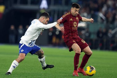 Roma, İtalya 2.03.2025: Como 'dan Gabriel Strefezza, İtalya futbol şampiyonluğu sırasında Roma' dan Stephan El Shaarawy Serie A Enilive 2024-2025 Roma - Como 1907 Roma Olimpico Stadyumu karşılaşmasında