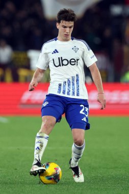 Roma, İtalya 2.03.2025: İtalya futbol şampiyonluğu sırasında Como 'dan Maxime Perrone Serie A Enilive 2024-2025 maçında AS Roma-Como 1907 Roma Olimpico Stadyumu' nda karşılaşacak.