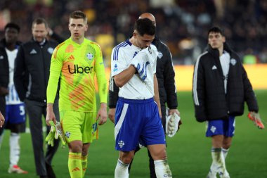 Roma, İtalya 2.03.2025: Como 'lu Como oyuncuları Jean Butez, Como' lu Edoardo Goldaniga İtalya futbol şampiyonluğu maçında yenildikten sonra Serie A Enilive 2024-2025 Roma Como 1907 Roma 'daki Stadio Olimpico maçında AS Roma' ya karşı