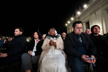 Vatikan Şehri, İtalya 03.03.2025: Aziz Peter Bazilikası 'nda Papa Francis için kutsal tespihin sekizinci günü. Pope zatürreeden Gemelli Polikliniğine kaldırıldı.