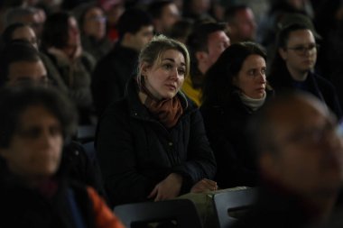 Vatikan Şehri, İtalya 03.03.2025: St. Peter Bazilikası 'nda Papa Francis için kutsal tespihi sekizinci günde okuyan bir kadın. Pope zatürreeden Gemelli Polikliniğine kaldırıldı.