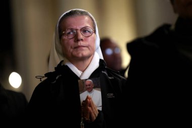 Vatikan Şehri, İtalya 03.03.2025: Papa Francis 'in resmine sahip rahibe, sekizinci günde, Aziz Petrus Bazilikası' nda Papa Francis 'i desteklemek için kutsal tespihi ezbere okur. Pope zatürreeden Gemelli Polikliniğine kaldırıldı.