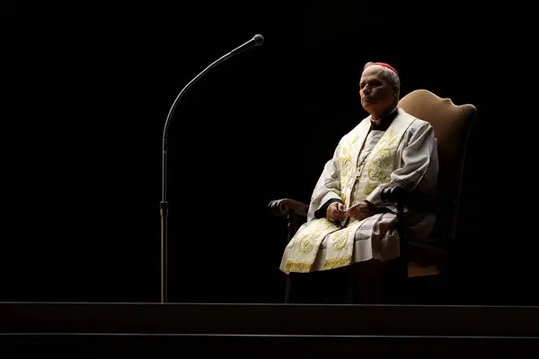 Vatikan Şehri, İtalya 03.03.2025: Amerikan Kardinali Robert Prevost, kilisenin annesi Meryem Ana 'nın resminin önünde, Aziz Petrus Bazilikası' nın önünde Papa Francis için Kutsal Tespih 'i okumada inançlılara önderlik eder. P harfi