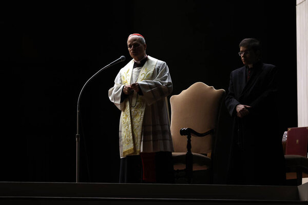 Ватикан, Италия 03.03.2025: На восьмой день американский кардинал Роберт Прево, перед образом Марии-матери Церкви, ведет верующих в чтении Святого Розария для Папы Франциска перед базиликой Святого Петра. The P