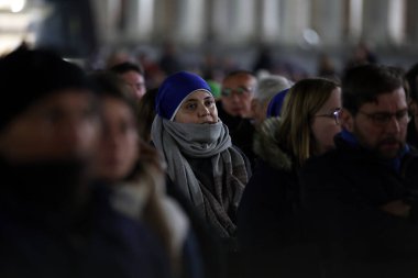 Vatikan Şehri, İtalya 04.03.2025: Genç rahibe, Aziz Peter Bazilikası 'nın önündeki meydanda Papa Francis için Kutsal Tespih duasını dinliyor ve ezbere okuyor. Papa Francis zatürreeden dolayı Gemelli Polikliniğine kaldırıldı..