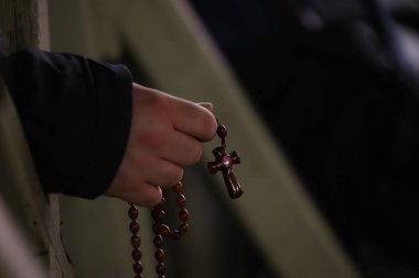 Vatikan Şehri, 04.03.2025: Aziz Peter Bazilikası 'nın önündeki meydanda Papa Francis için yapılan dua sırasında inançlı bir el tespihi tutuyor. Papa Francis zatürreeden dolayı Gemelli Polikliniğine kaldırıldı..