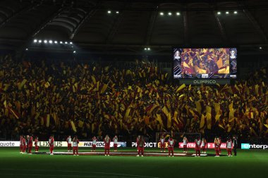 Roma, İtalya 6.03.2025: Uefa Avrupa Ligi 2024-2025, 16 raundunda Roma 'daki Olimpiyat Stadyumu' nda AS Romanlar Atletizm Kulübü Bilbao 'ya karşı oynanan futbol karşılaşması sırasında Roman taraftarların sarı ve kırmızı bayraklı koreografisi.