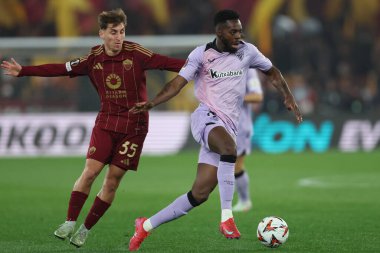 Roma, İtalya 6.03.2025: Roma 'dan Tommaso Baldanzi, Bilbao' dan Inaki Williams Uefa Avrupa Ligi 2024-2025, 16. Raund, AS Romanlar Atletizm Kulübü Bilbao 'ya karşı Roma Olimpiyat Stadyumu' nda oynanan futbol karşılaşması sırasında görev başında görüldü..