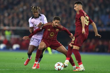 Roma, İtalya 6.03.2025: Bilbao 'dan Nico Williams, Roma' dan Devyne Rensch, Uefa Avrupa Ligi 2024-2025, Uefa Avrupa Ligi 16. Round, Roma 'daki Olimpiyat Stadyumu' nda AS Roman Atletizm Kulübü Bilbao arasındaki futbol karşılaşması sırasında faaliyet gösteren Roman Zeki Çelik.