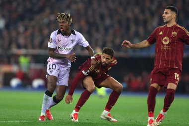 Roma, İtalya 6.03.2025: Bilbao 'dan Nico Williams, Roma' dan Devyne Rensch, Uefa Avrupa Ligi 2024-2025, Uefa Avrupa Ligi 16. Round, Roma 'daki Olimpiyat Stadyumu' nda AS Roman Atletizm Kulübü Bilbao arasındaki futbol karşılaşması sırasında faaliyet gösteren Roman Zeki Çelik.