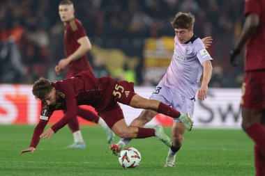 Roma, İtalya 6.03.2025: Romanlardan Tommaso Baldanzi, Bilbao 'dan Mikel Jauregizar Uefa Avrupa Ligi 2024-2025, 16' ncı tur, AS Romanlar Atletizm Kulübü Bilbao 'ya karşı Roma' daki Olimpiyat Stadyumu 'nda oynanan futbol karşılaşmasında görev aldı..