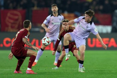 Roma, İtalya 6.03.2025: Roman Angelino ve Bilbao 'lu Mikel Jauregizar, Uefa Avrupa Ligi 2024-2025, 16' ncı turda Roma 'daki Olimpiyat Stadyumu' nda AS Romanlar Atletizm Kulübü Bilbao 'ya karşı oynanan futbol karşılaşmasında rol aldılar..