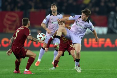 Roma, İtalya 6.03.2025: Romanlardan Tommaso Baldanzi, Bilbao 'dan Mikel Jauregizar Uefa Avrupa Ligi 2024-2025, 16' ncı tur, AS Romanlar Atletizm Kulübü Bilbao 'ya karşı Roma' daki Olimpiyat Stadyumu 'nda oynanan futbol karşılaşmasında görev aldı..