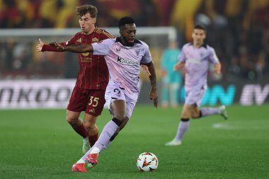 Roma, İtalya 6.03.2025: Roma 'dan Tommaso Baldanzi, Bilbao' dan Inaki Williams Uefa Avrupa Ligi 2024-2025, 16. Raund, AS Romanlar Atletizm Kulübü Bilbao 'ya karşı Roma Olimpiyat Stadyumu' nda oynanan futbol karşılaşması sırasında görev başında görüldü..