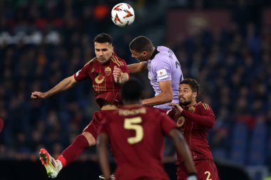 Roma, İtalya 6.03.2025: Romanlardan Zeki Celik, Bilbao 'dan Maroan Sannadi, Romanlardan Devyne Rensch 2024-2025 Uefa Avrupa Ligi, 16. Round, Roma' daki Olimpiyat Stadyumu 'nda AS Roman Atletizm Kulübü Bilbao arasındaki futbol karşılaşması sırasında görev başında görülüyor.